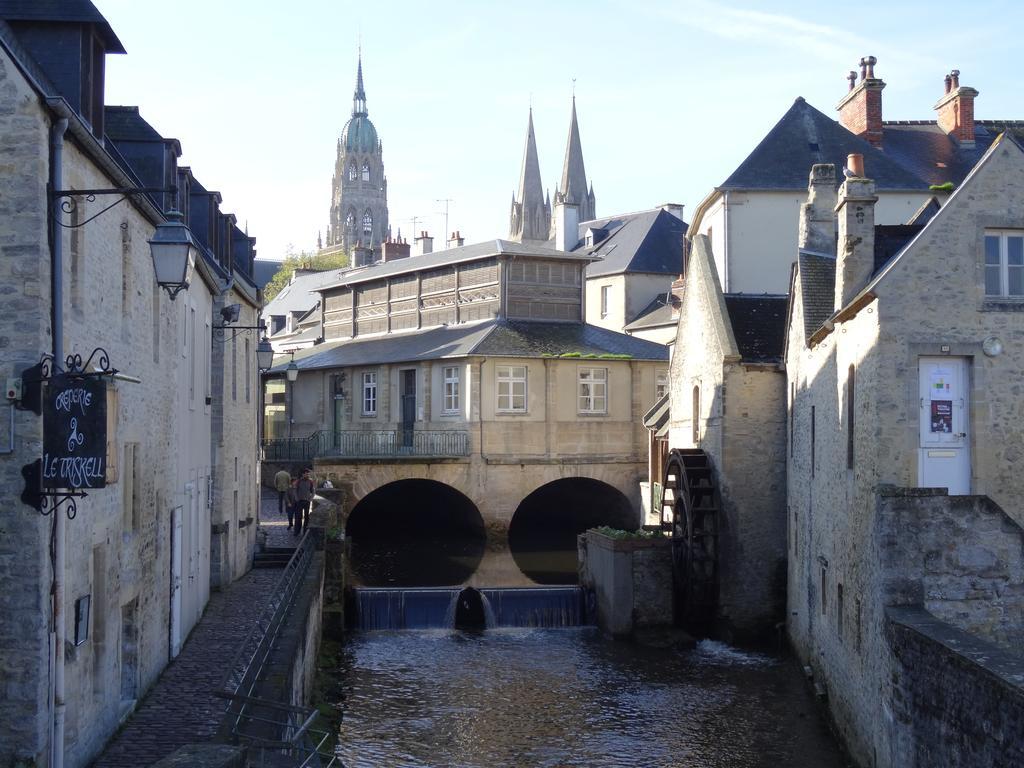 Logis Les Remparts Bed & Breakfast Bayeux Exterior photo